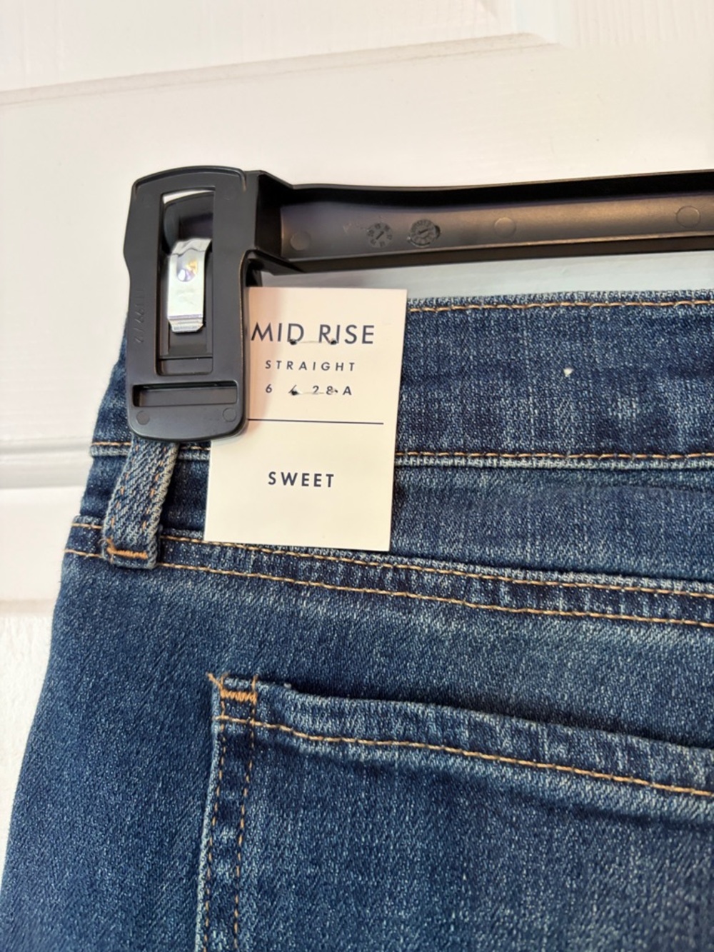 Lucky Brand NWT mid-rise straight leg medium wash jeans- size 6 (28) - Picture 5 of 9